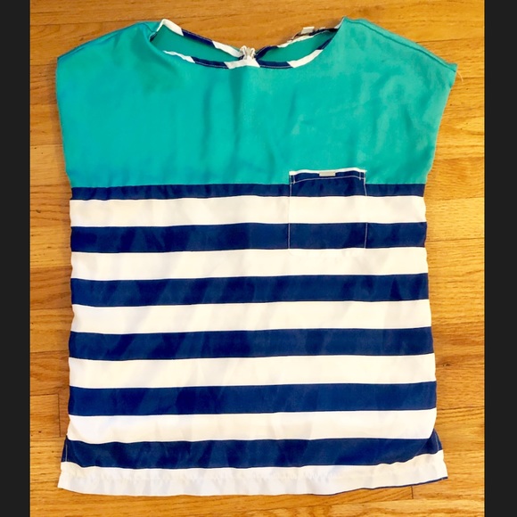 Mint Tops - ✨Adorable color block shirt size L